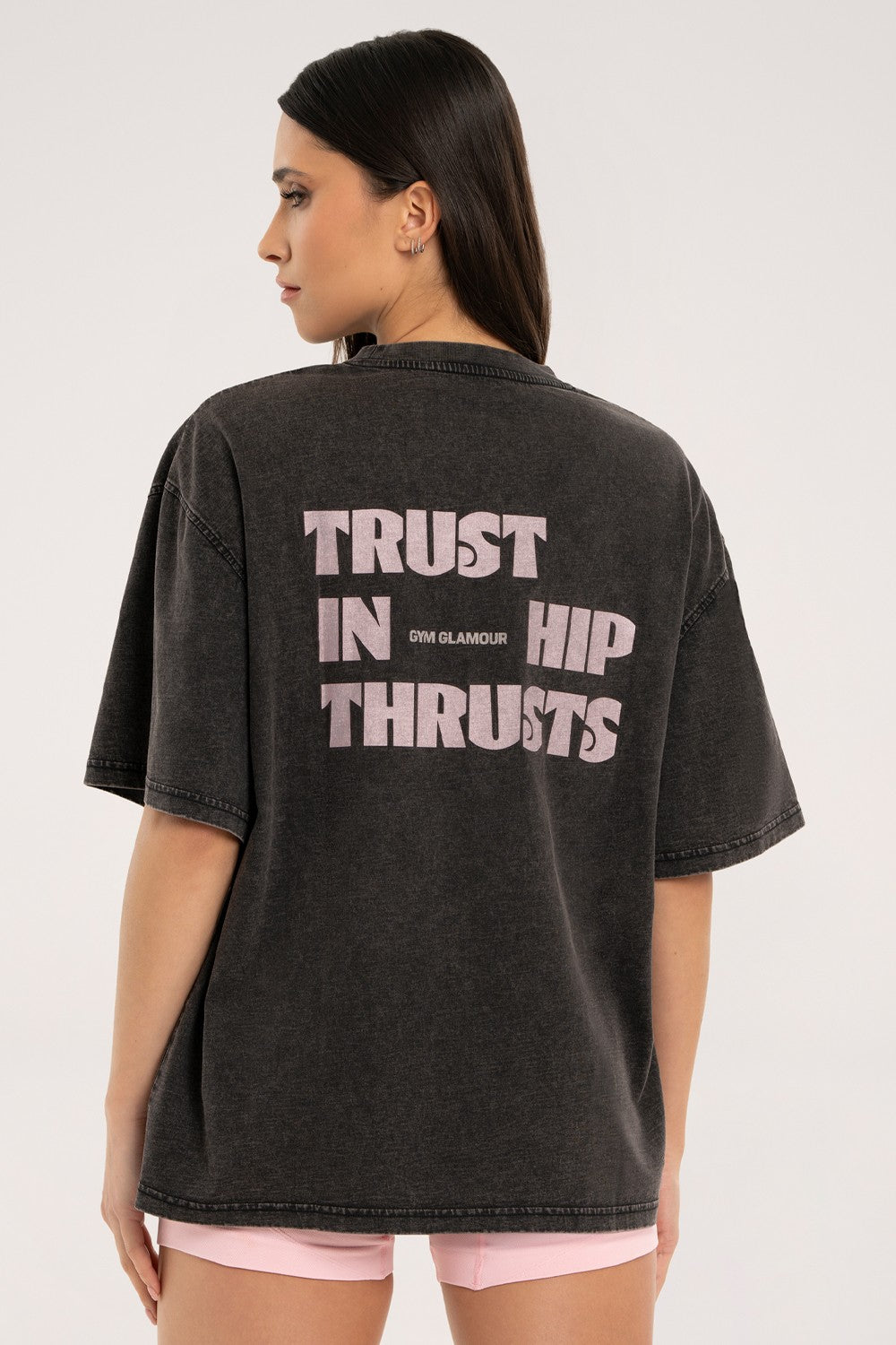 T-shirt oversize trust in hip thrusts