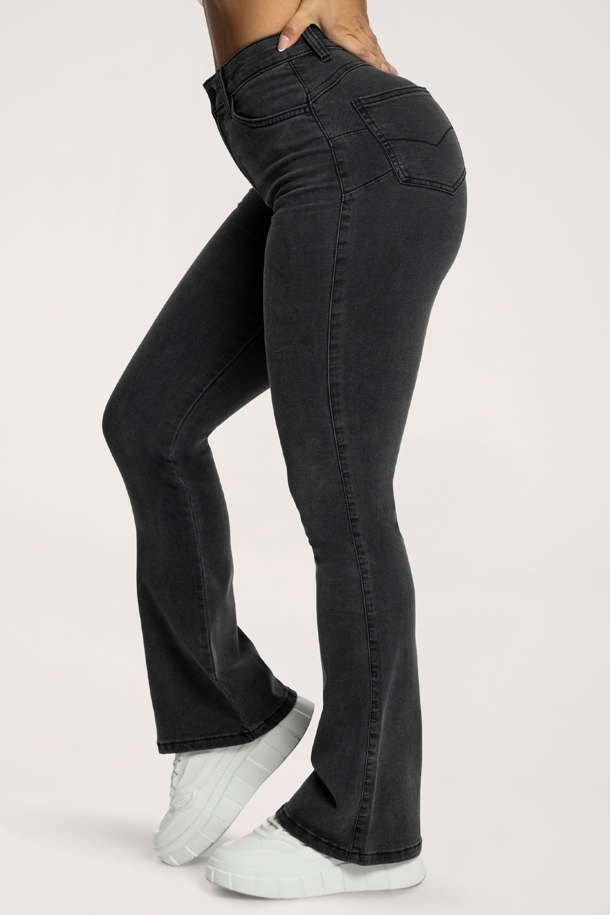 Jeansy dzwony perfect slim black
